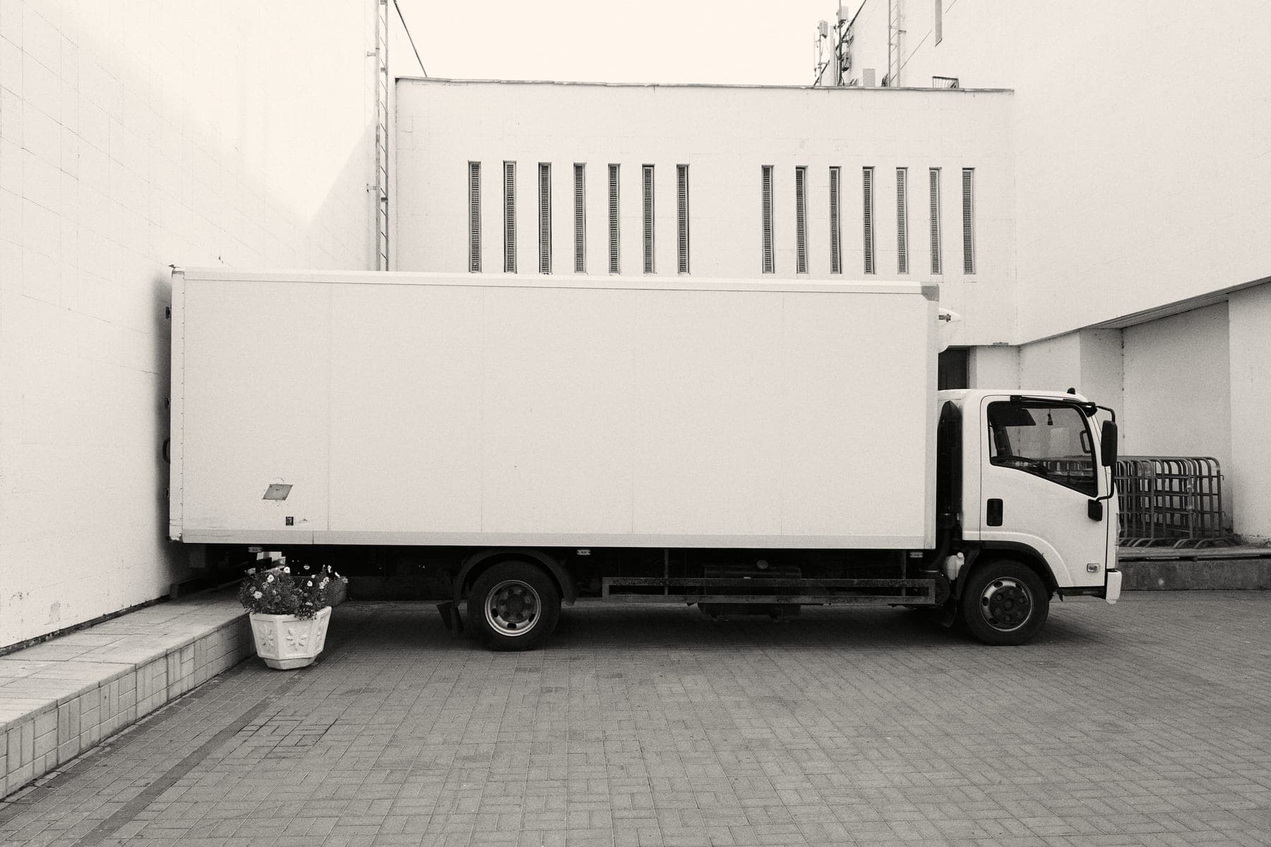 Camion de déménagement blanc stationné