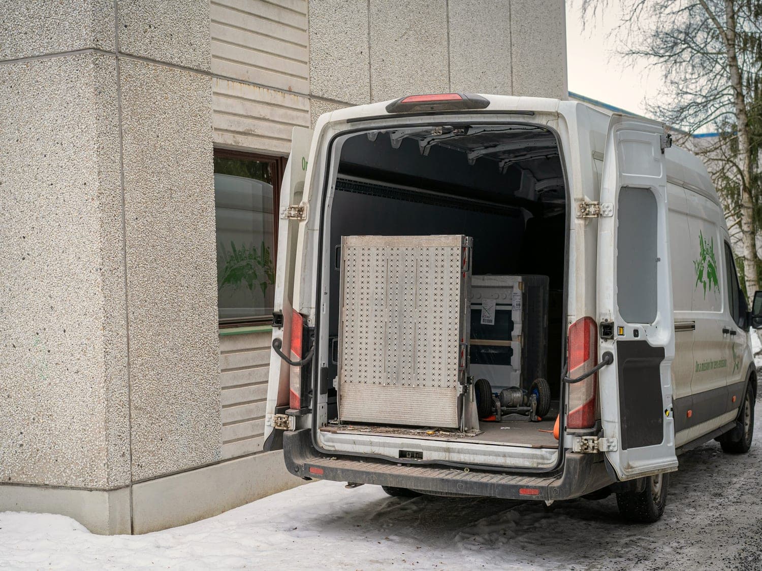 Fourgonnette chargée, portes arrière ouvertes